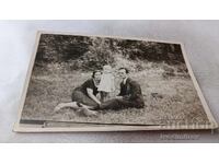 C-ca Svoge Bărbat, femeie și fetiță stând pe o pajiște 1928