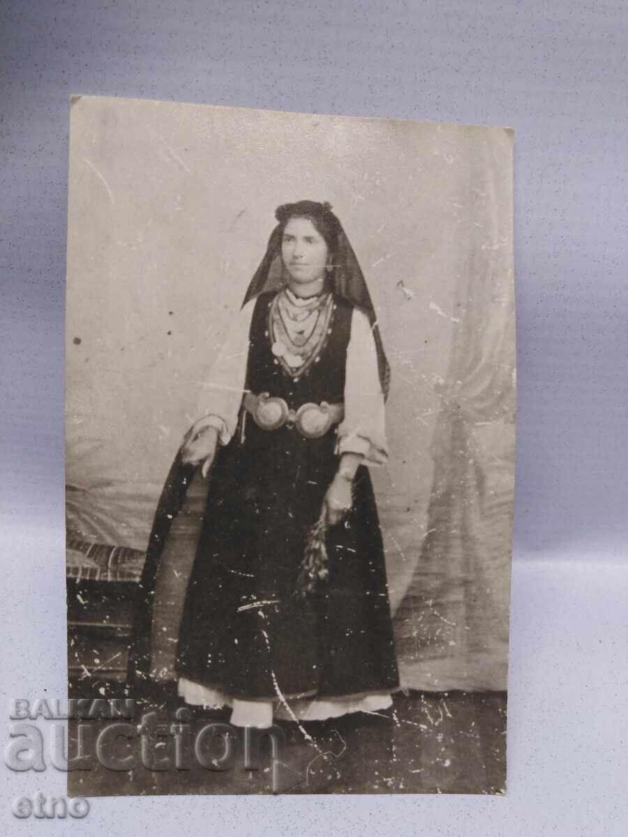 4 BUC. FOTOGRAFII-REGATUL BULGARIEI, costum popular cu preț 10.00 BGN | € 5.11