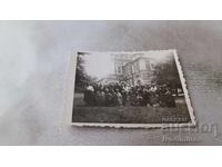 Φωτογραφία Ανδρών γυναικών και παιδιών μπροστά από το μοναστήρι της Σίπκα