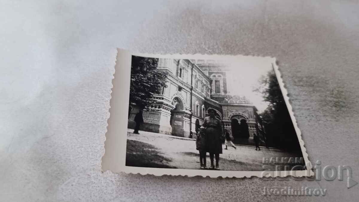 Fotografie Femeie și fetiță în fața Mănăstirii Șipka