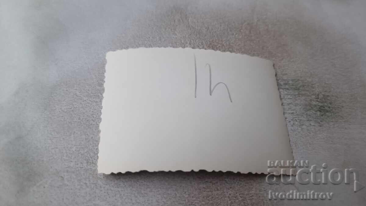 Φωτογραφία Άνδρας δύο γυναίκες και κοριτσάκι μπροστά από το μοναστήρι της Σίπκα με τιμή 1.65 BGN | € 0.84