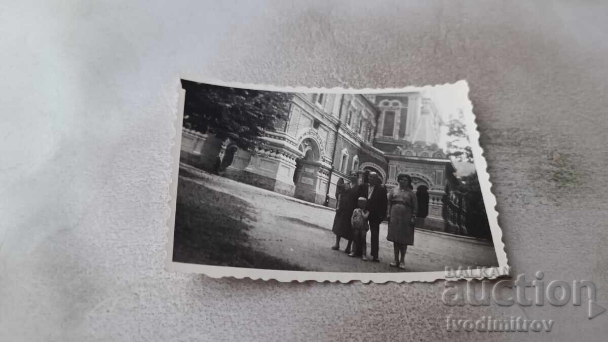 Φωτογραφία Άνδρας δύο γυναίκες και κοριτσάκι μπροστά από το μοναστήρι της Σίπκα