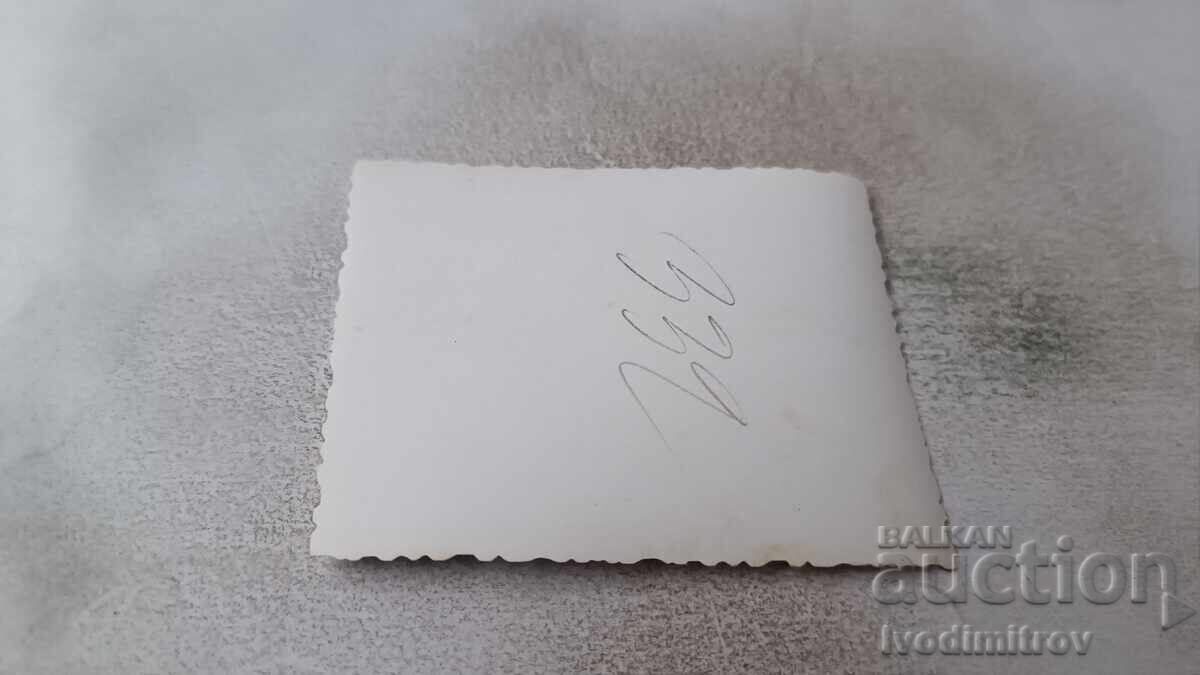 Φωτογραφία Άνδρας δύο γυναίκες και κοριτσάκι μπροστά από το μοναστήρι της Σίπκα με τιμή 1.65 BGN | € 0.84