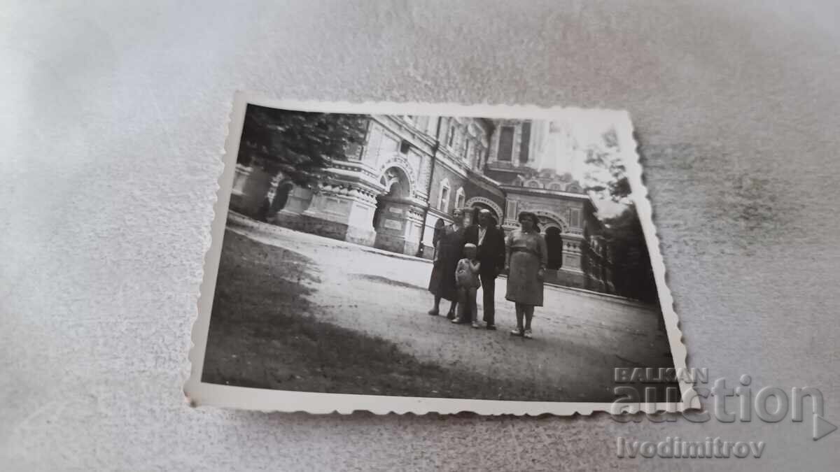 Φωτογραφία Άνδρας δύο γυναίκες και κοριτσάκι μπροστά από το μοναστήρι της Σίπκα