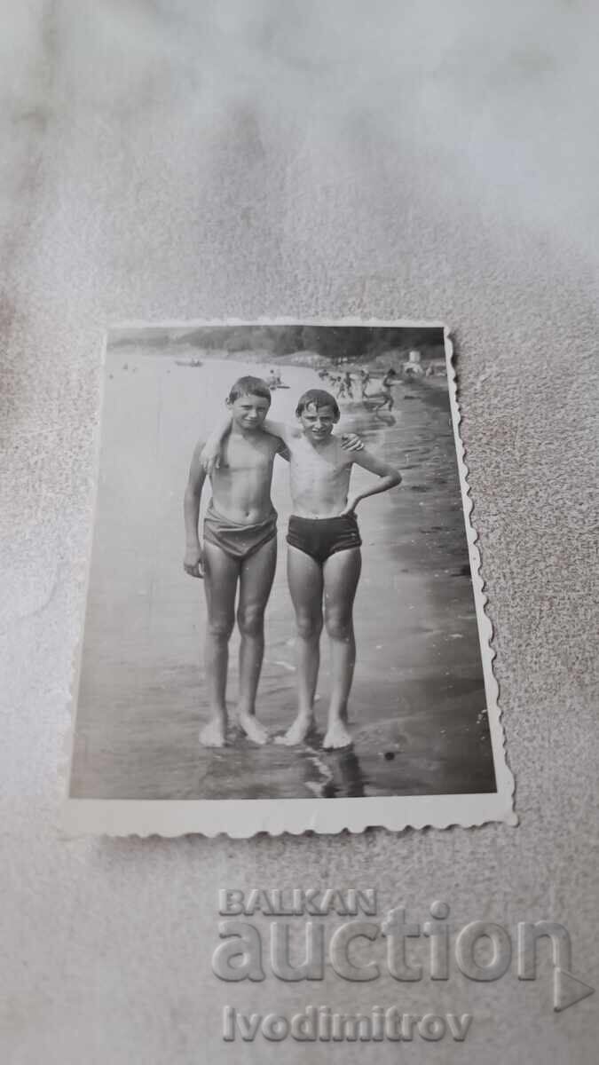 Снимка Две момчета на брега на морето