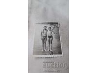 Foto Doi băieți pe plajă