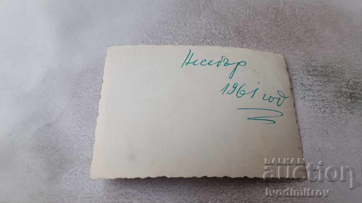 Fotografie Nesebăr Bărbați și băieți cu pantaloni scurți în iarbă 1961 cu preț 1.85 BGN | € 0.95 Fotografie Nesebăr Bărbați și băieți cu pantaloni scurți în iarbă 1961 cu preț 1.85 BGN | € 0.95