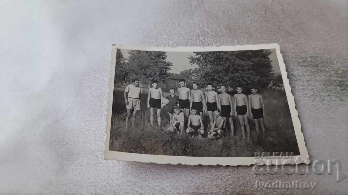 Fotografie Nesebăr Bărbați și băieți cu pantaloni scurți în iarbă 1961 Fotografie Nesebăr Bărbați și băieți cu pantaloni scurți în iarbă 1961