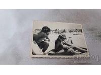 Photo Man and young woman on the beach
