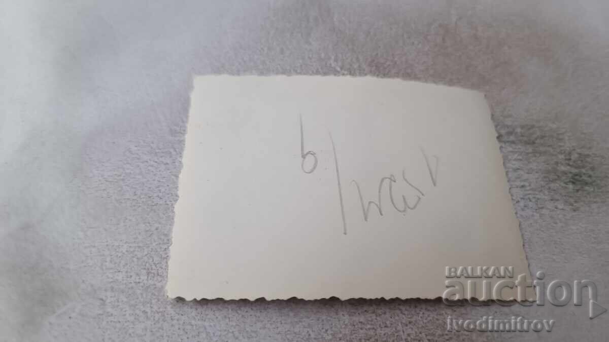 Fotografie Doi bărbați și o femeie în costume de baie pe potecă cu preț 1.65 BGN | € 0.84 Fotografie Doi bărbați și o femeie în costume de baie pe potecă cu preț 1.65 BGN | € 0.84