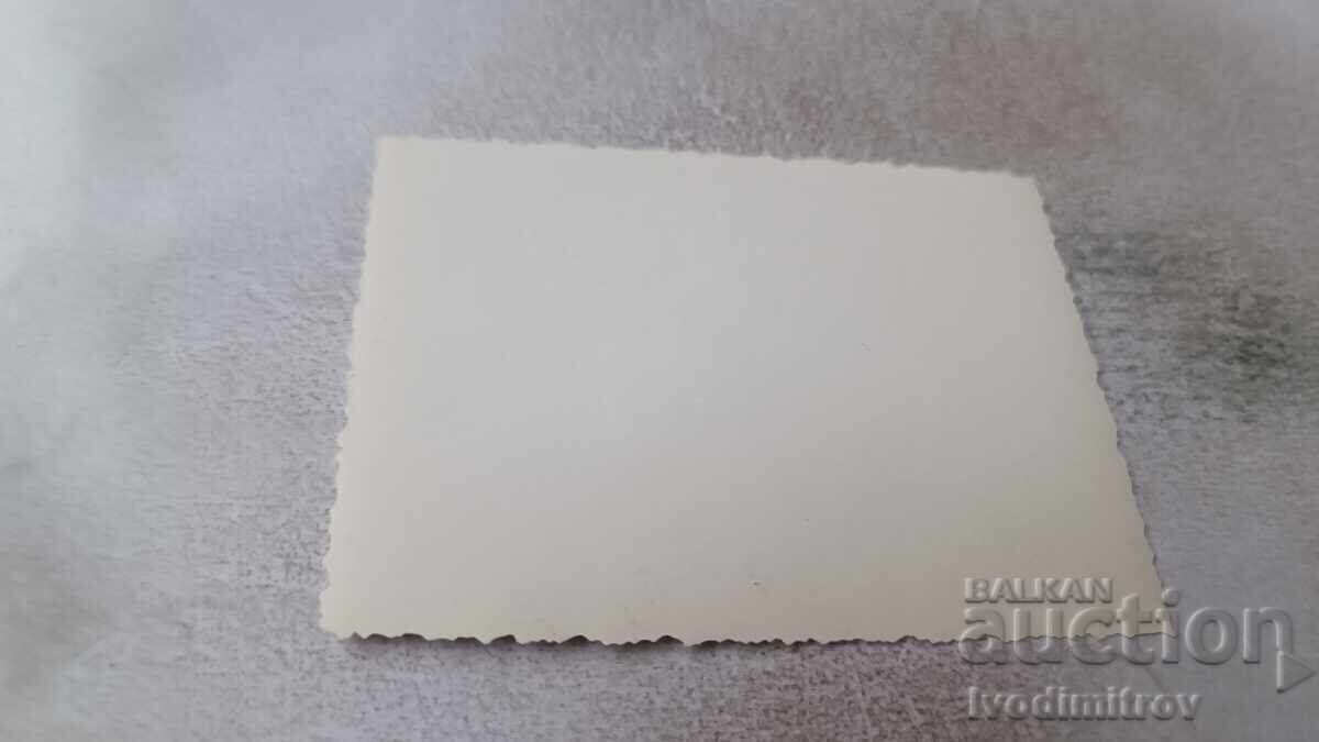 Φωτογραφία Ένας νεαρός άνδρας και δύο κορίτσια στην παραλία με τιμή 1.85 BGN | € 0.95