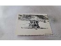 Снимка Младеж и две девойки на плажа