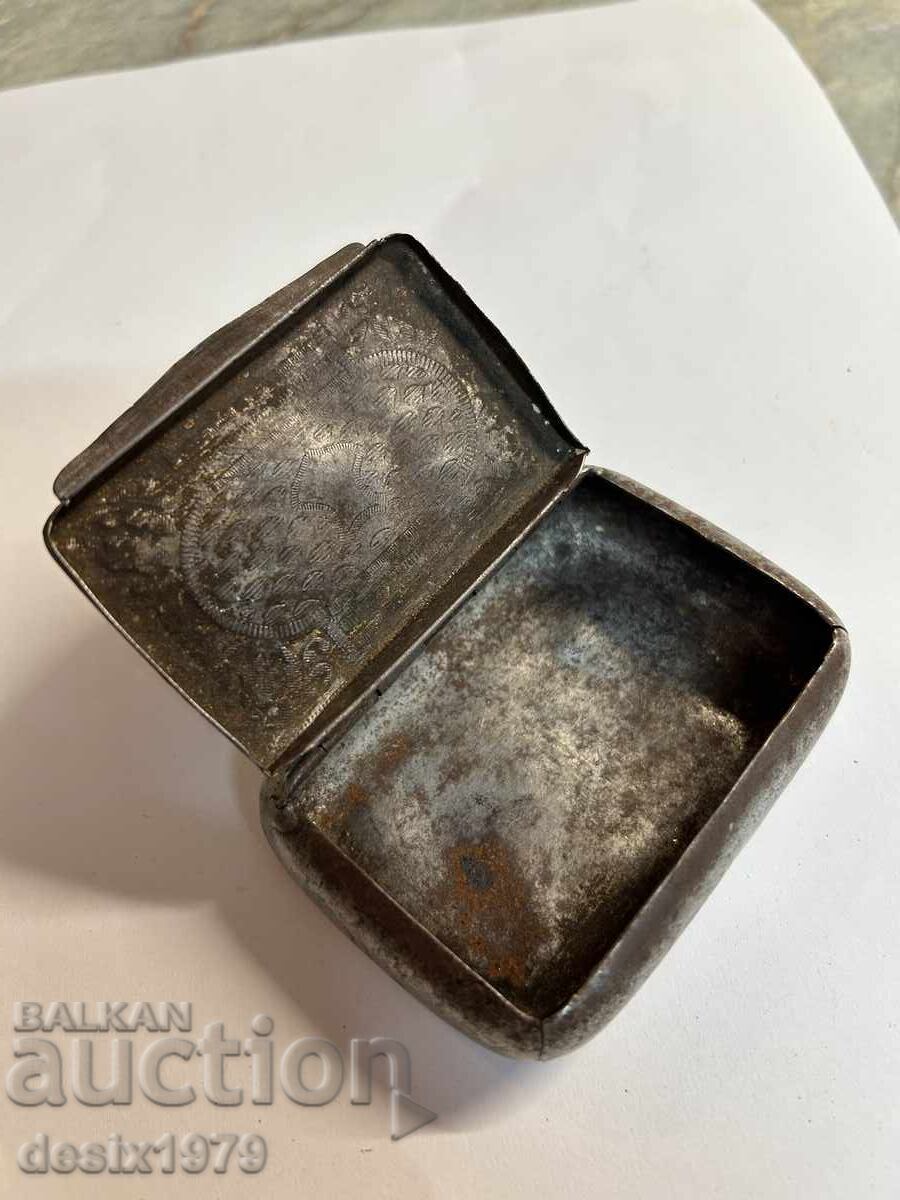 Аукцион Много стара метална кутийка Аукцион Много стара метална кутийка