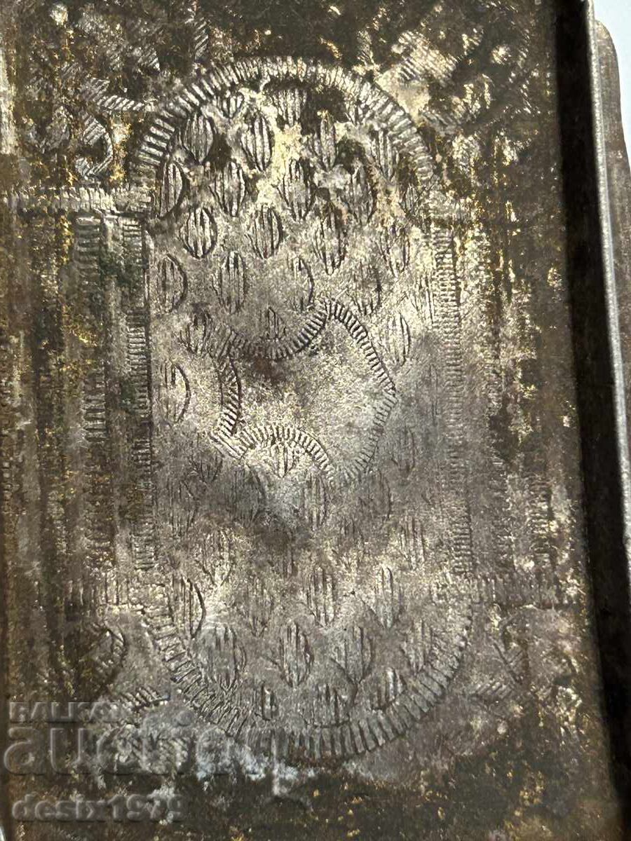 Доставка на Много стара метална кутийка Доставка на Много стара метална кутийка