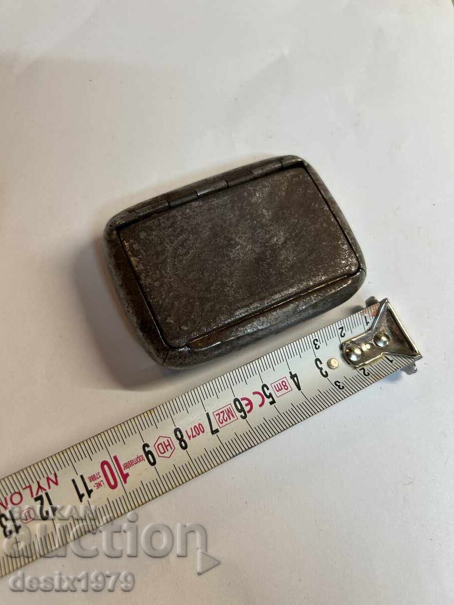 Много стара метална кутийка Много стара метална кутийка