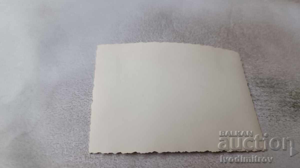 Снимка Младежи и девойка на брега на морето с цена 1.65 лв. | € 0.84 Снимка Младежи и девойка на брега на морето с цена 1.65 лв. | € 0.84