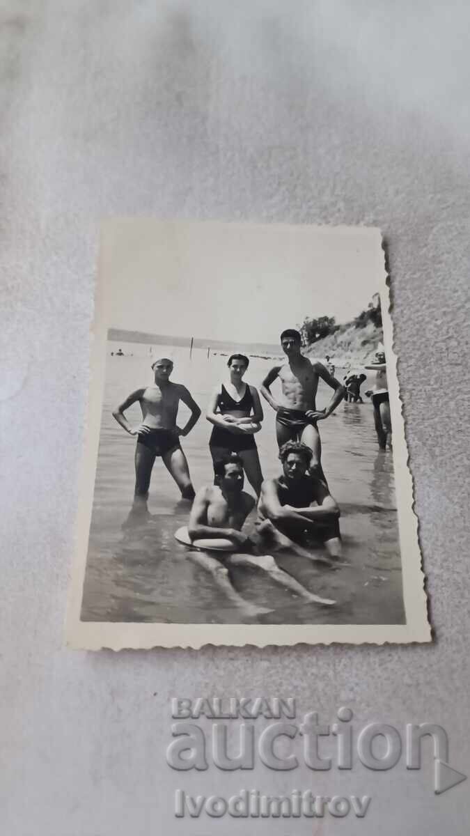 Снимка Младежи и девойка на брега на морето Снимка Младежи и девойка на брега на морето