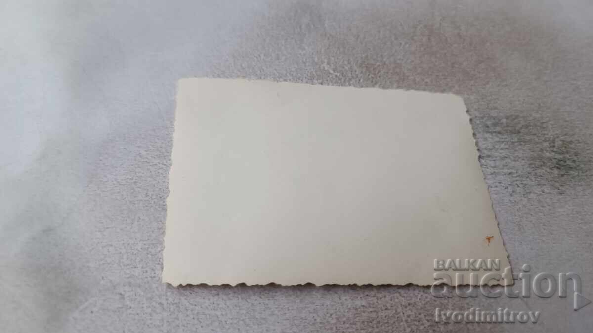 Φωτογραφία Αγόρια και κορίτσια στην παραλία με τιμή 1.65 BGN | € 0.84