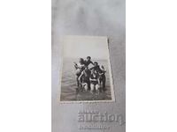 Φωτογραφία Αγόρια και κορίτσια στην παραλία