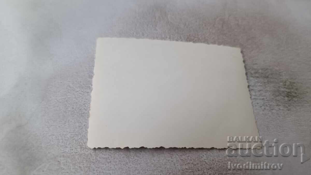 Снимка Мъже и жени на брега на морето с цена 1.65 лв. | € 0.84 Снимка Мъже и жени на брега на морето с цена 1.65 лв. | € 0.84