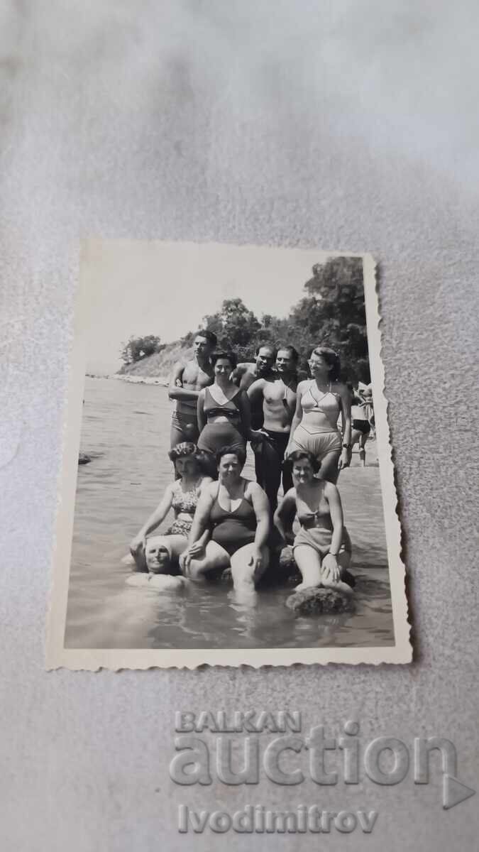 Снимка Мъже и жени на брега на морето Снимка Мъже и жени на брега на морето