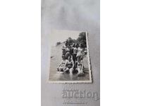 Снимка Мъже и жени на брега на морето