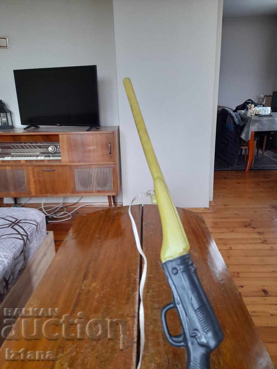 Ένα παλιό παιδικό παιχνίδι, ένα τουφέκι με τιμή 45.00 BGN | € 23.01