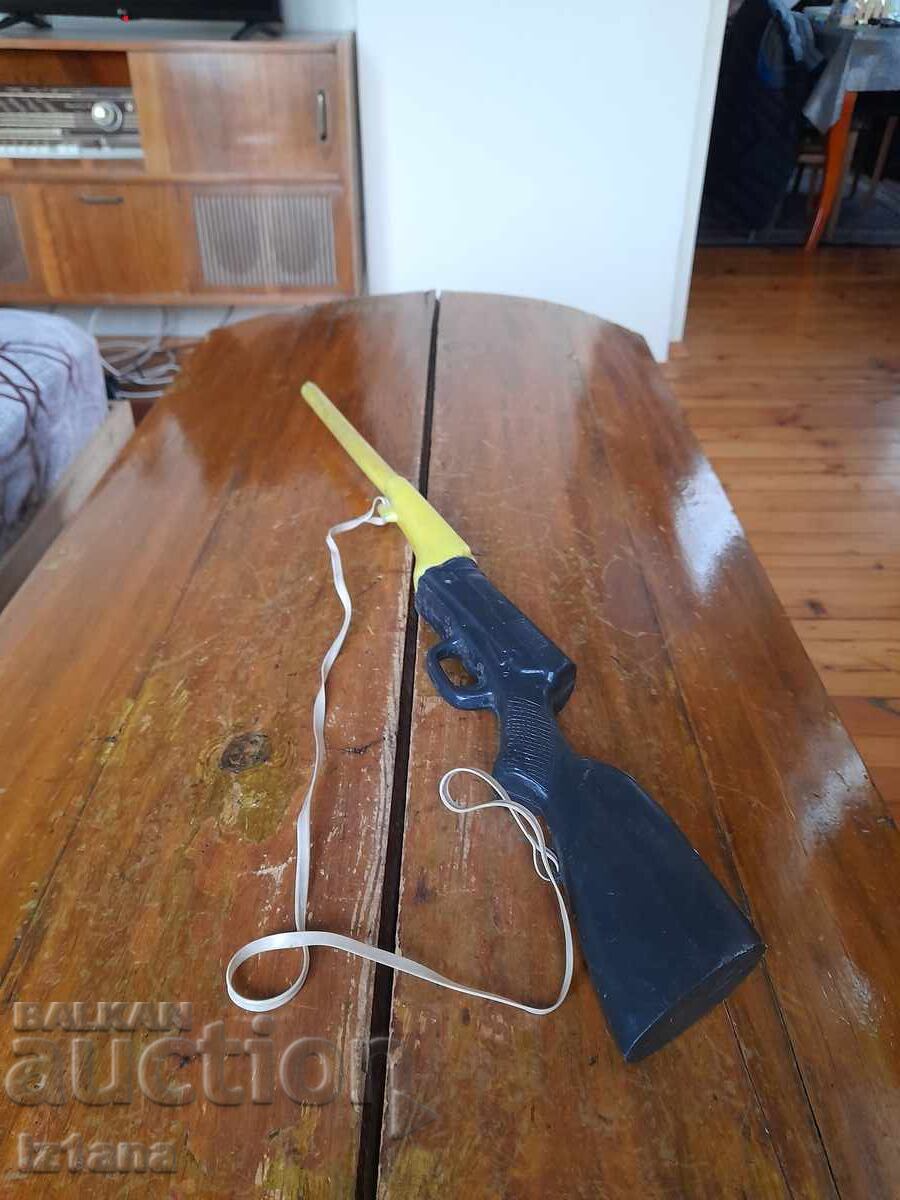 Ένα παλιό παιδικό παιχνίδι, ένα τουφέκι