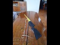 O jucărie veche pentru copii, o pușcă