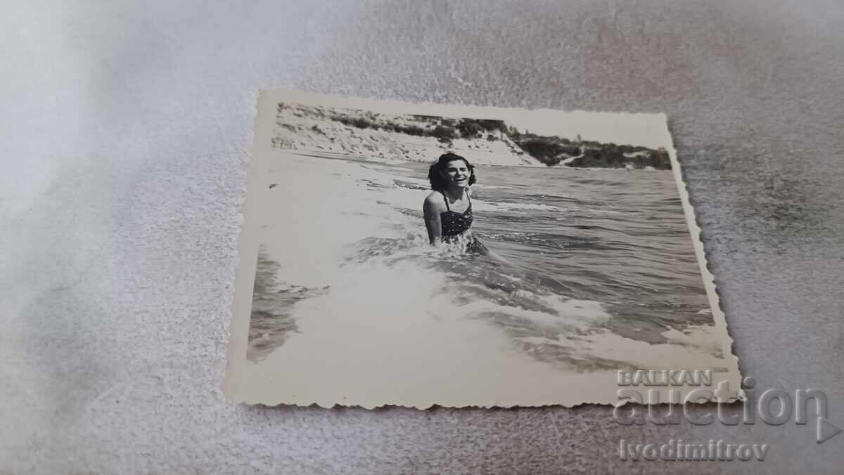 Foto Fată tânără pe plajă