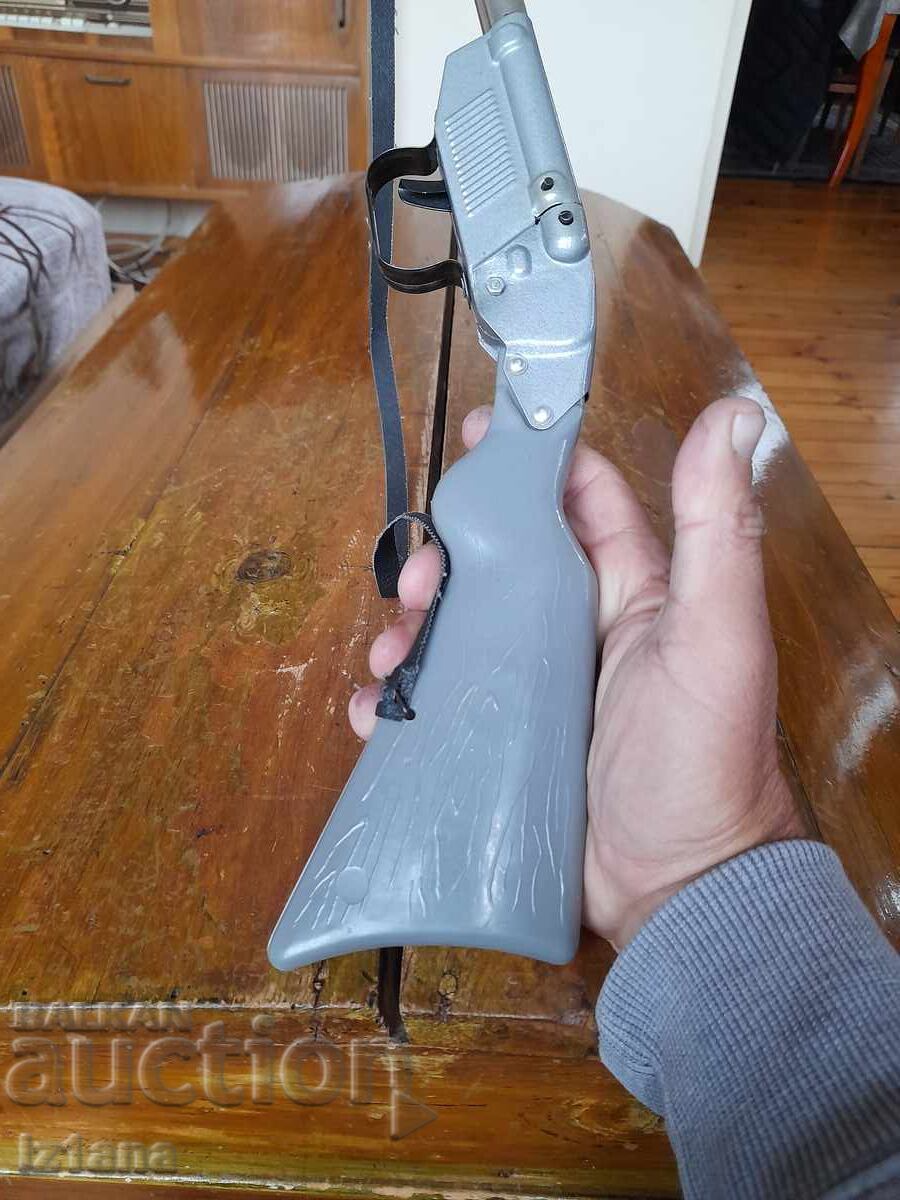 Delivery of Old children's toy, rifle