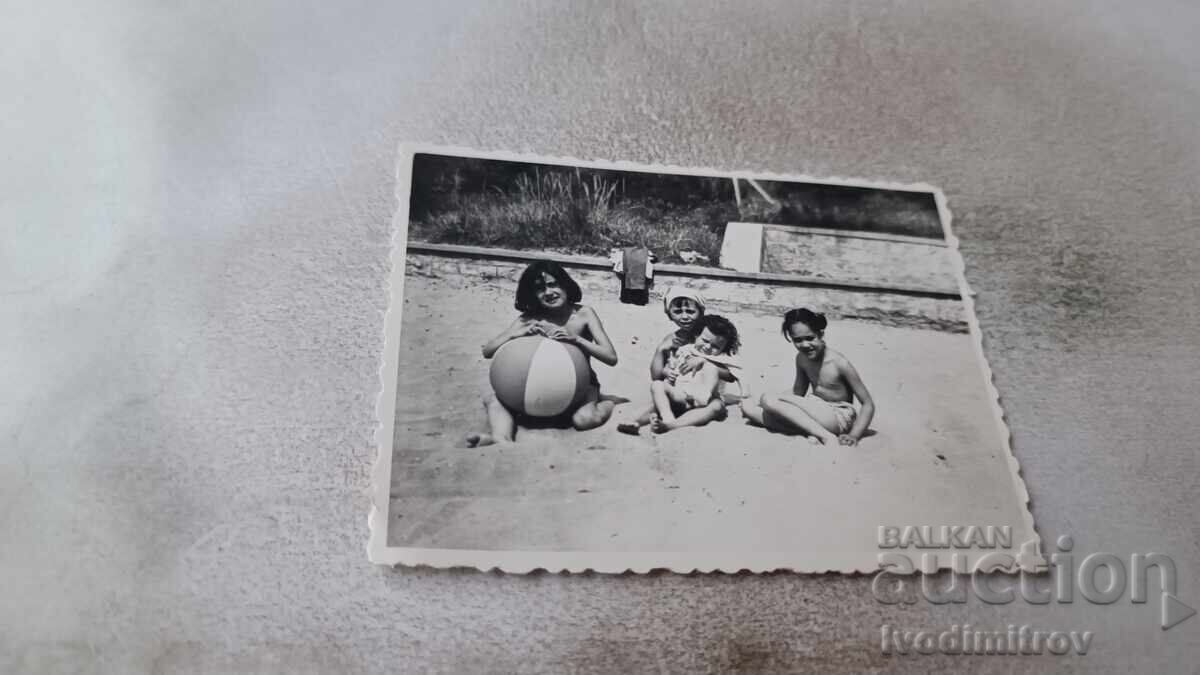 Fotografie Varna Patru fetițe pe plajă 1967