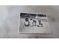 Φωτογραφία Βάρνα Τέσσερα κοριτσάκια στην παραλία 1967