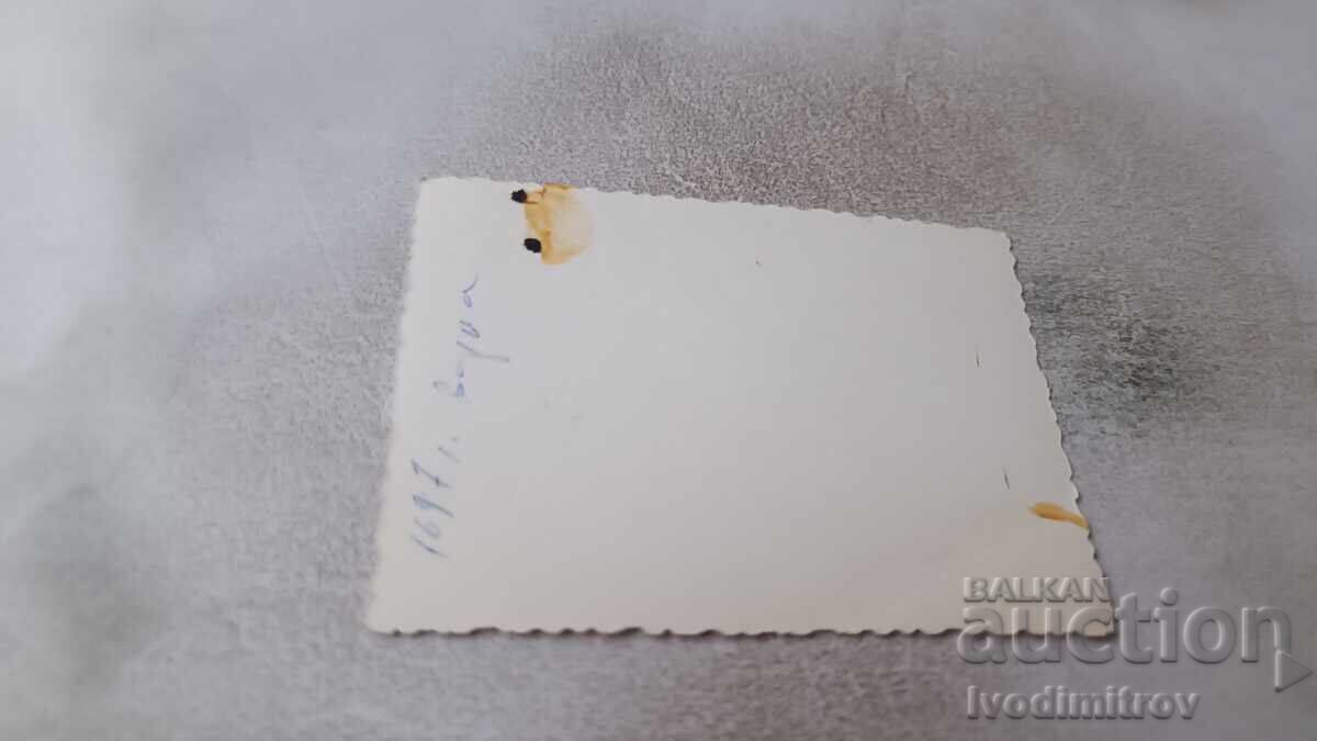 Φωτογραφία Βάρνα Άνδρες, γυναίκες και παιδιά στην παραλία με τιμή 1.45 BGN | € 0.74