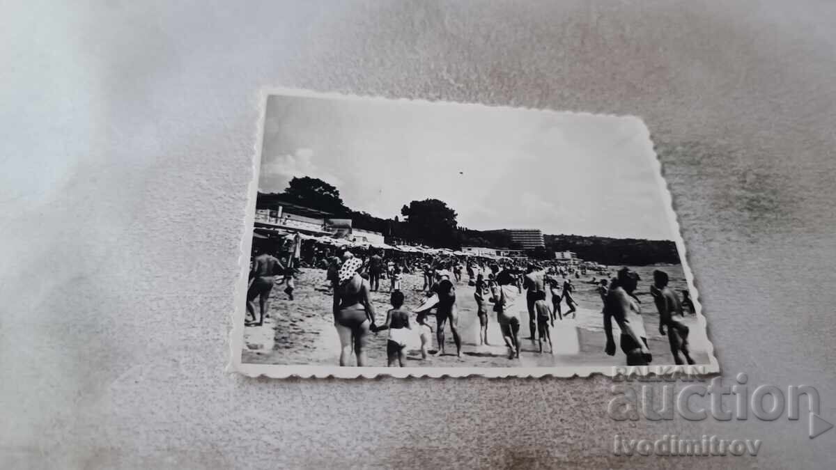 Φωτογραφία Βάρνα Άνδρες, γυναίκες και παιδιά στην παραλία