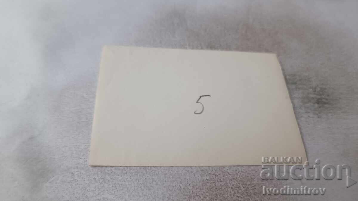 Φωτογραφία Νέο κορίτσι που κάθεται σε βράχο με τιμή 1.65 BGN | € 0.84