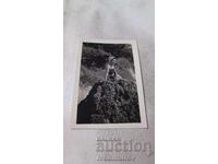 Φωτογραφία Νέο κορίτσι που κάθεται σε βράχο