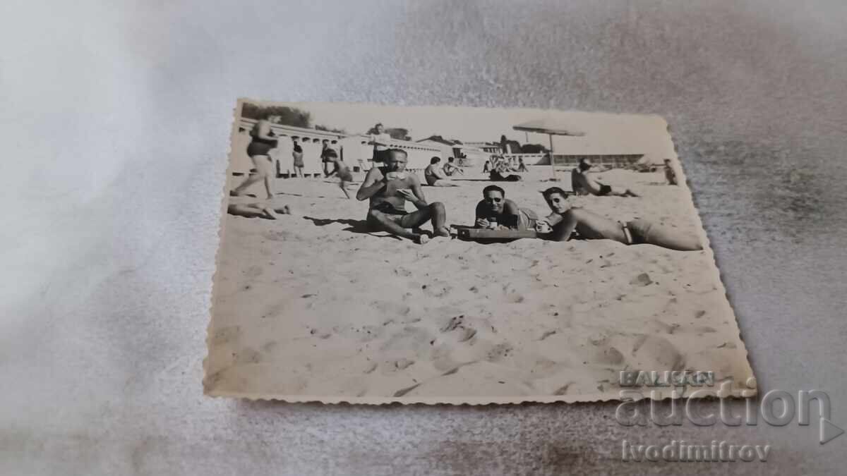 Снимка Трима мъже легнали на плажа 1941 Снимка Трима мъже легнали на плажа 1941