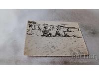 Φωτογραφία Τριών ανδρών ξαπλωμένων στην παραλία 1941