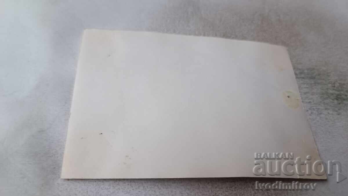 Снимка Жена момичета и момченце на брега на морето с цена 1.45 лв. | € 0.74