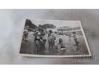 Снимка Жена момичета и момченце на брега на морето