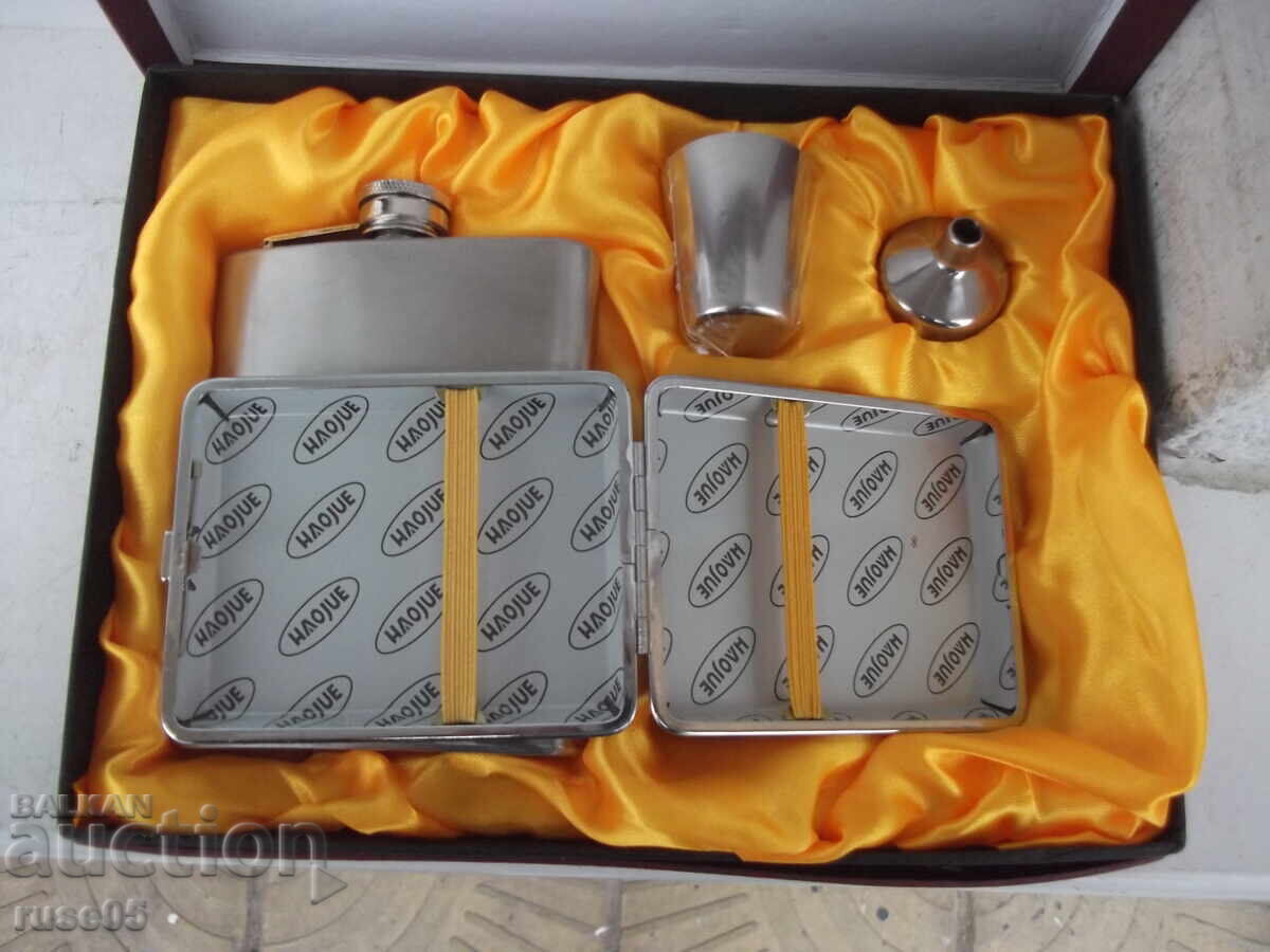Auction  Set of bottle, cup, dispenser, and metal snuffbox, new
