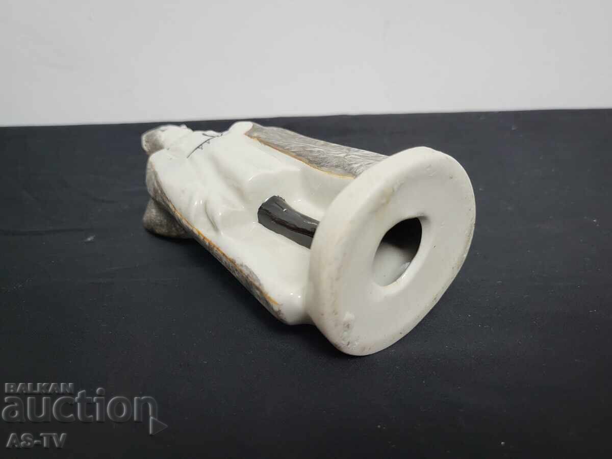 Delivery of Porcelain figurine Delivery of Porcelain figurine