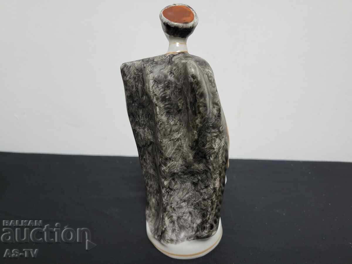 Delivery of Porcelain figurine Delivery of Porcelain figurine