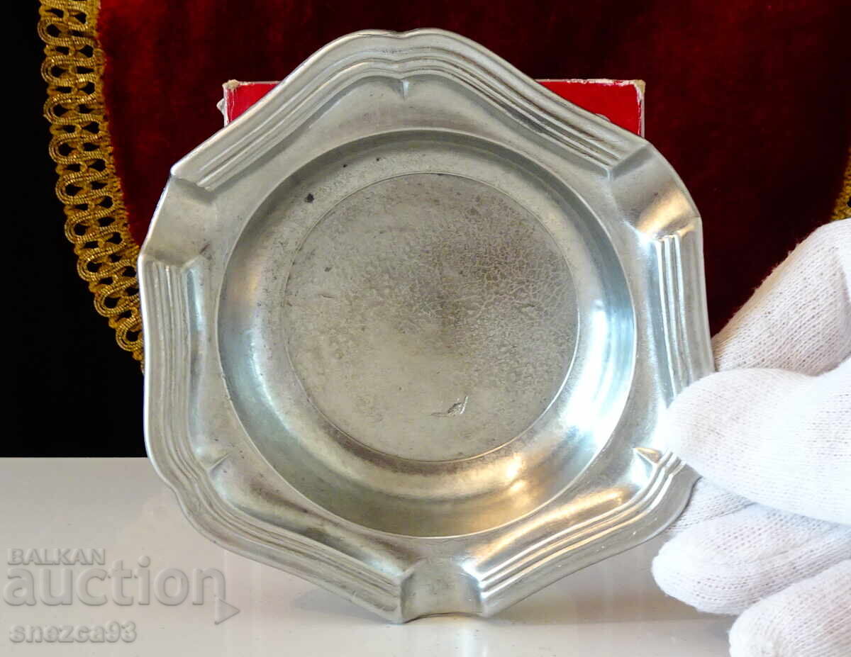 Калаен пепелник в оригинална опаковка. с цена 18.00 лв. | € 9.20