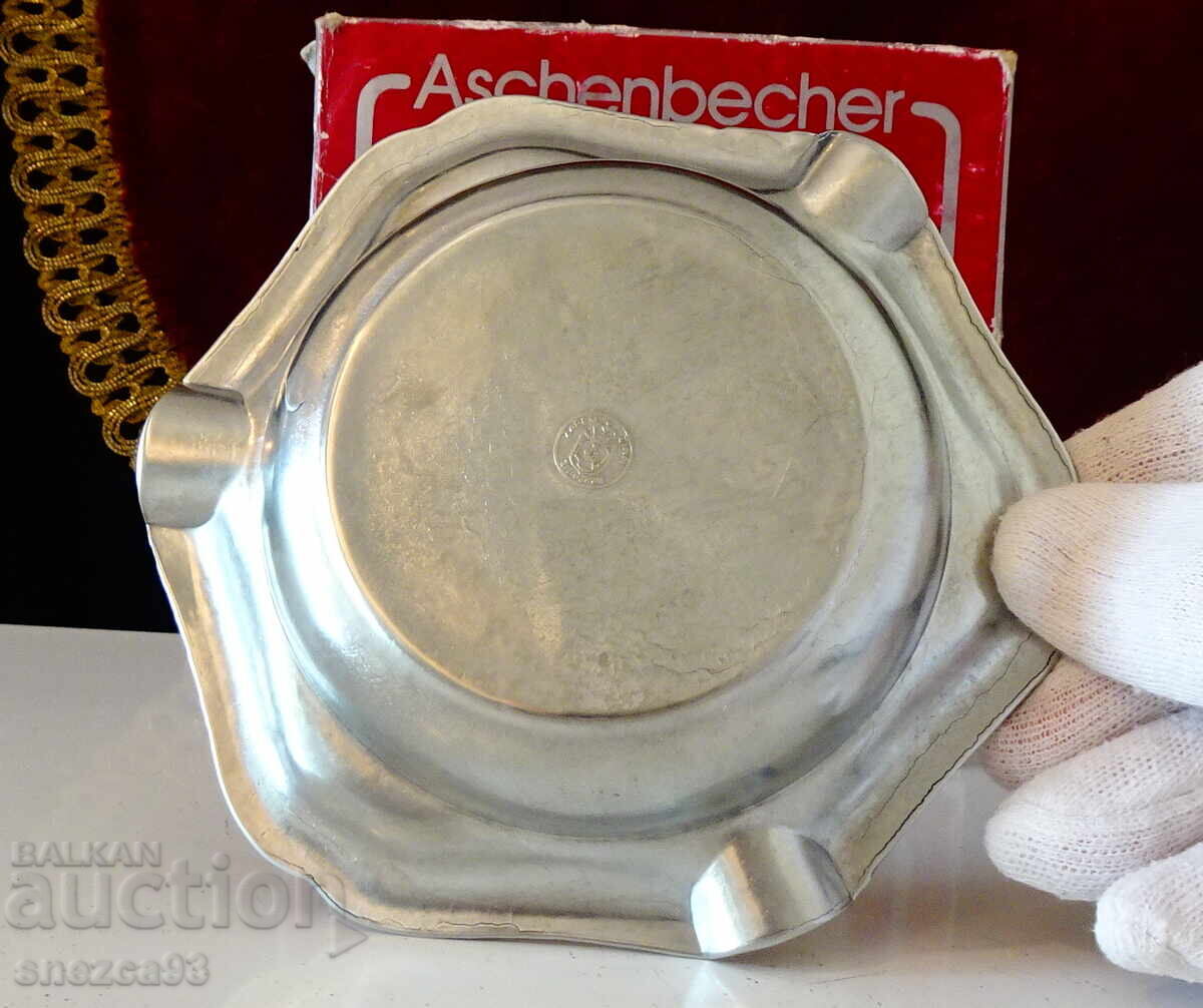 Аукцион Калаен пепелник в оригинална опаковка.