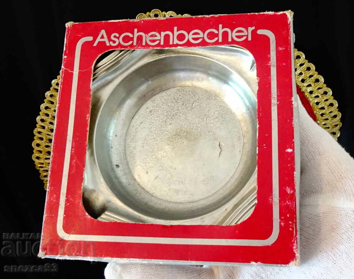 Калаен пепелник в оригинална опаковка.