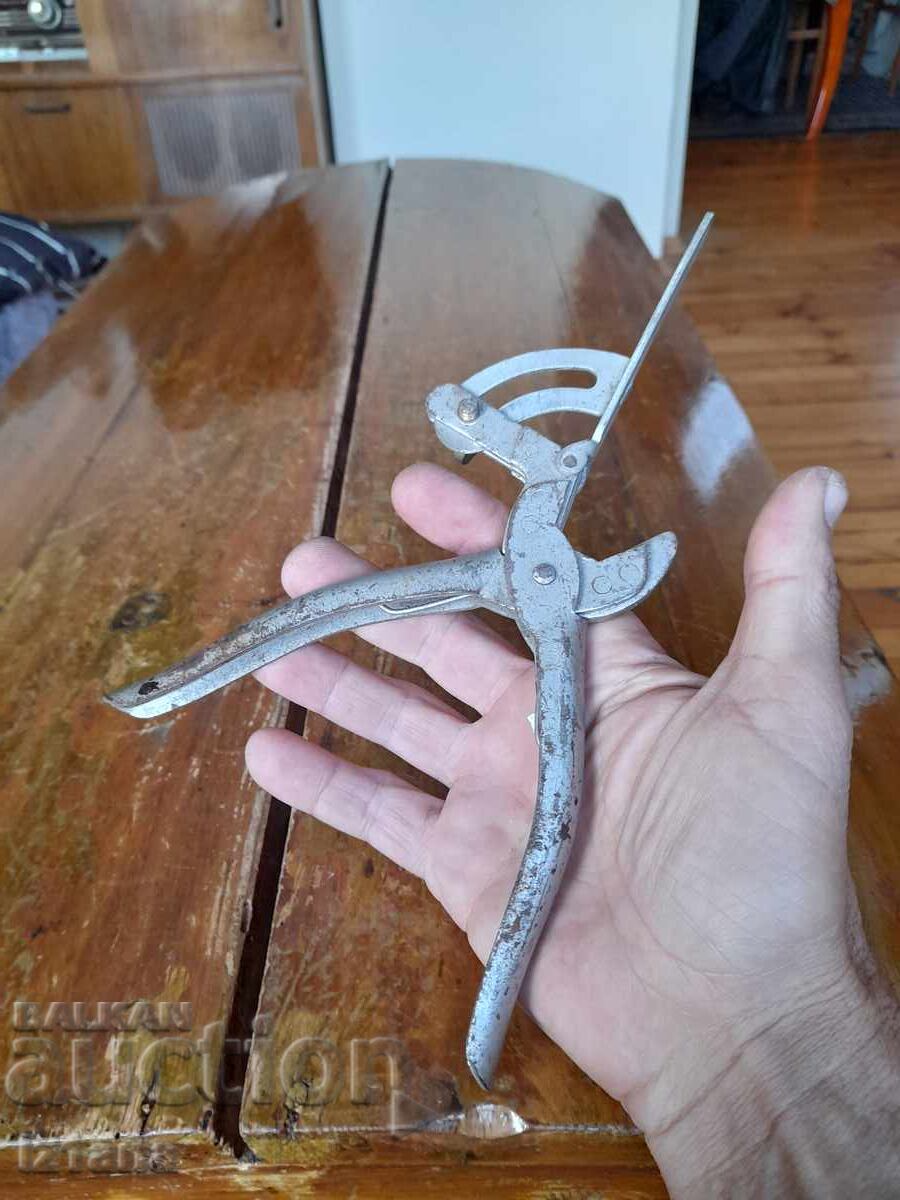 Clești vechi de plop cu preț 33.00 BGN | € 16.87 Clești vechi de plop cu preț 33.00 BGN | € 16.87