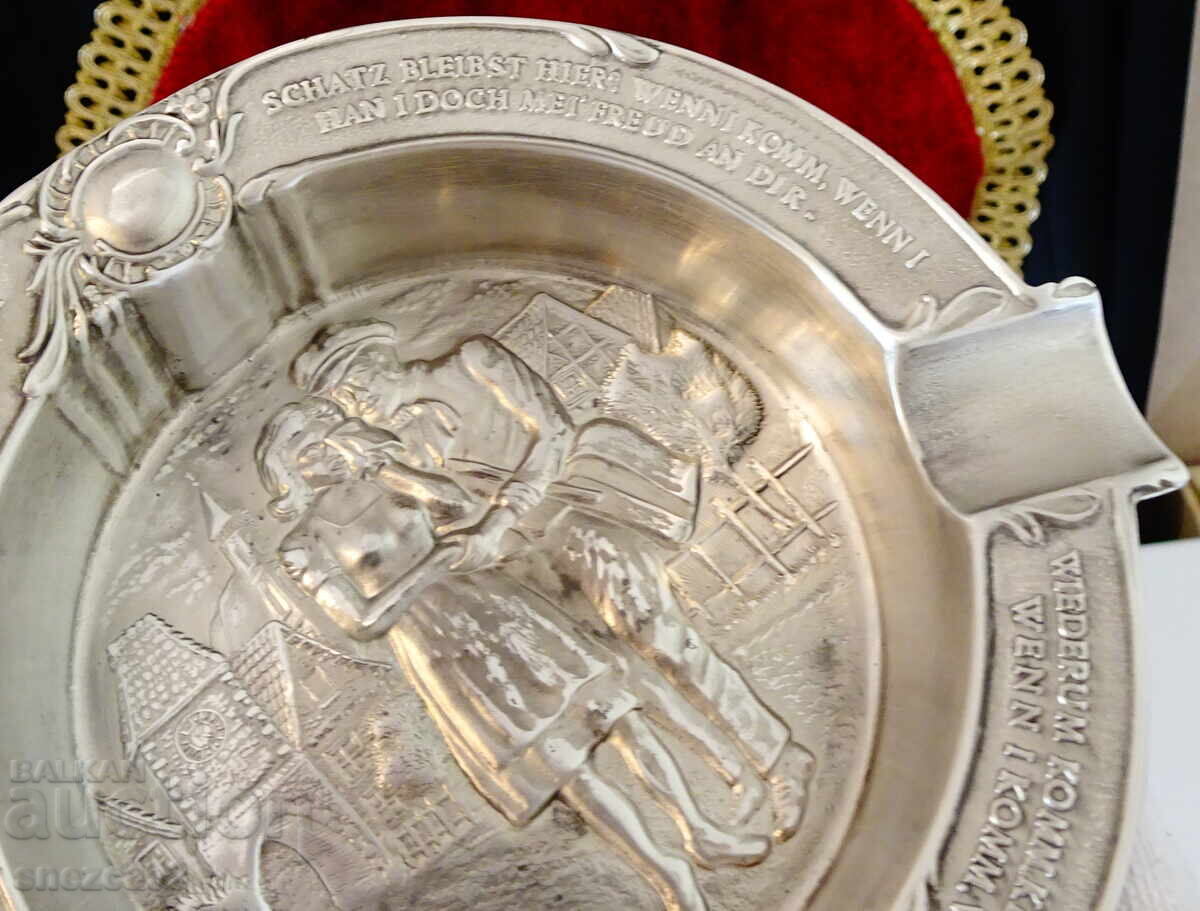 Δημοπρασία Σταχτοδοχείο από κασσίτερο με ερωτική σκηνή από τραγούδι, γαμήλιο δώρο για την επέτειο κασσιτέρου Δημοπρασία Σταχτοδοχείο από κασσίτερο με ερωτική σκηνή από τραγούδι, γαμήλιο δώρο για την επέτειο κασσιτέρου