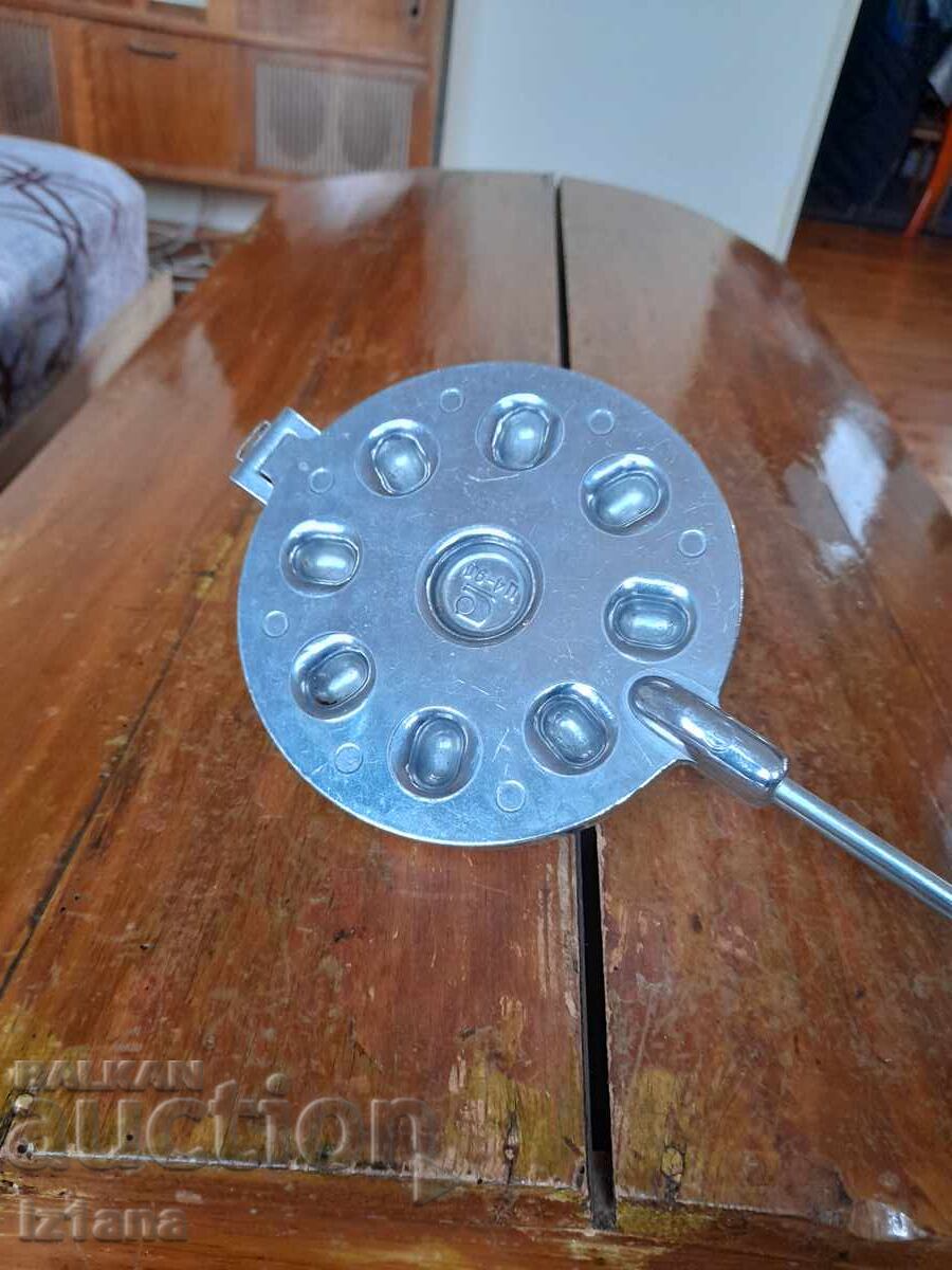 Παλιά συσκευή, φόρμα για ψήσιμο γλυκών, Ξηροί καρποί με τιμή 75.00 BGN | € 38.35